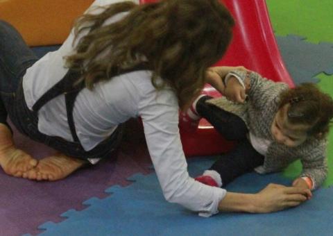 Grazi Massafera brinca descalça com a filha em shopping